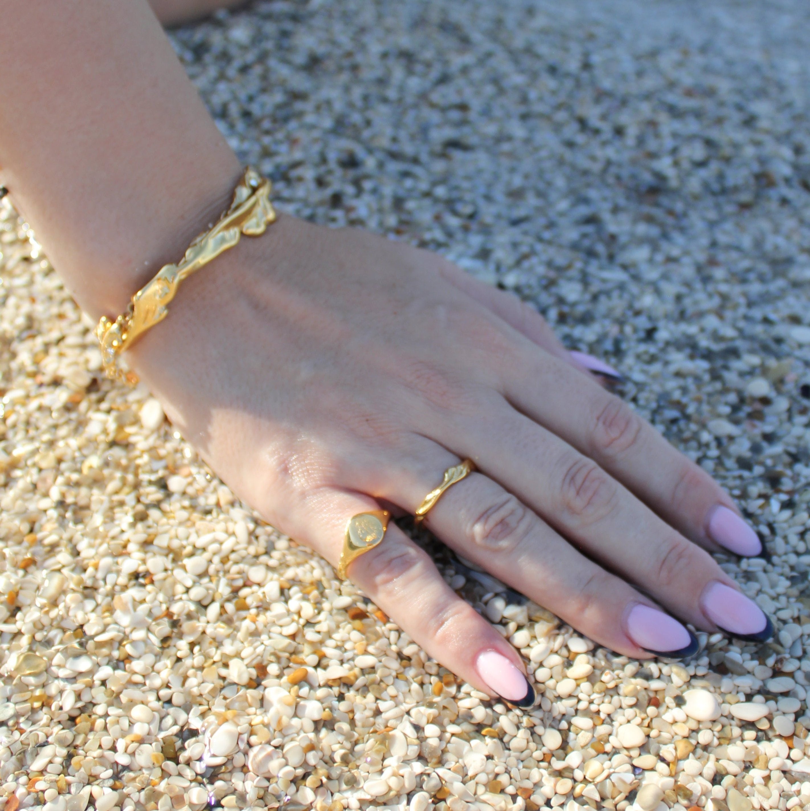 Ring of irregular shape